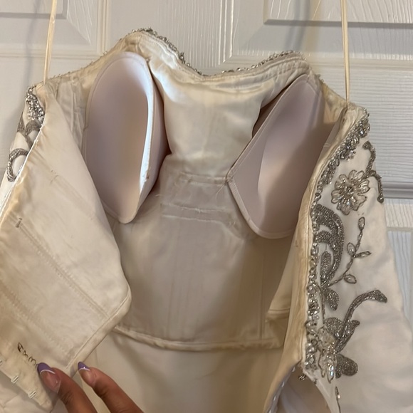 Unbranded Wedding Dress. Size 10. Slightly altered. - Picture 4 of 8